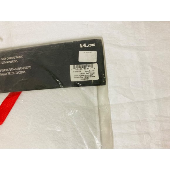 Northwest NHL Detroit Red Wings Warm Welcome Door Decor - Picture 4 of 5